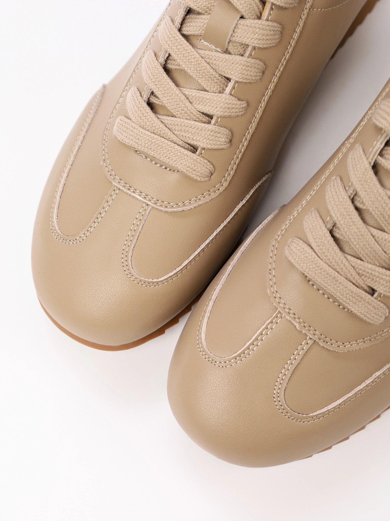 Кеды бежевого цвета на низкой подошве